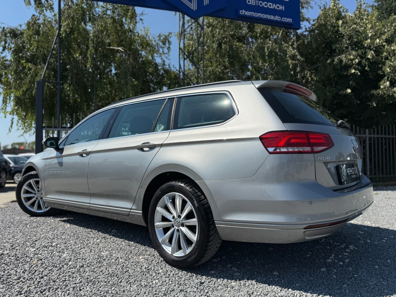 VW Passat 1.6 TDI DSG Executive Line Variant, снимка 4 - Автомобили и джипове - 55537691