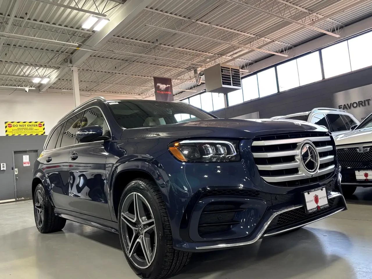 Mercedes-Benz GLS 450 FACELIFT* MASSAGE* PANO* ОБДУХ, снимка 2 - Автомобили и джипове - 55627515