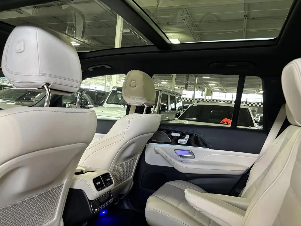 Mercedes-Benz GLS 450 FACELIFT* MASSAGE* PANO* ОБДУХ, снимка 12 - Автомобили и джипове - 55627515