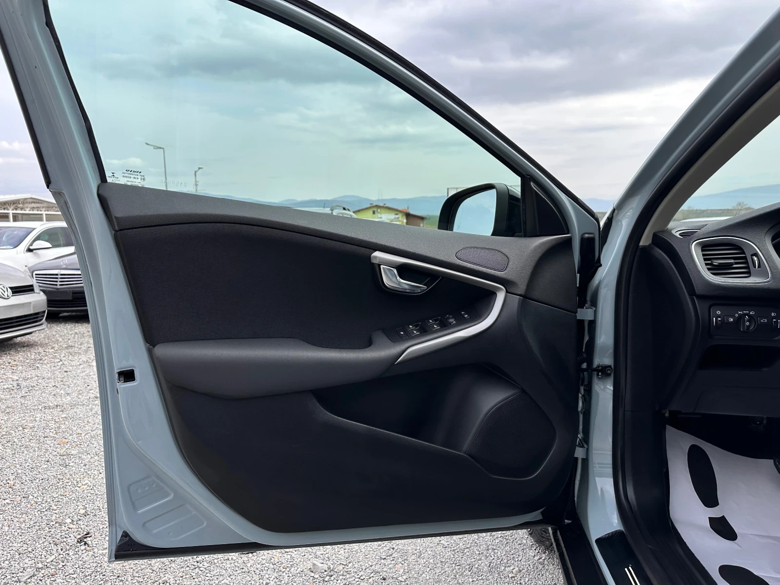 Volvo V40 2.0D-CROSS COUNTRY-KINETIC-УНИКАЛНО СЪСТОЯНИЕ-ТОП, снимка 7 - Автомобили и джипове - 54191541