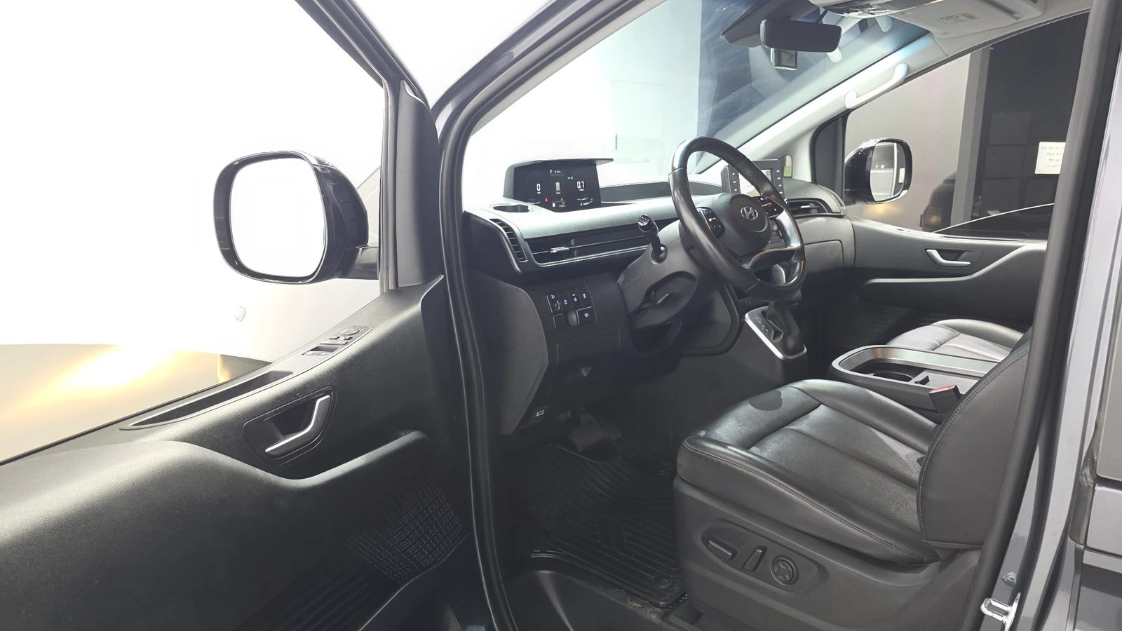 Hyundai Staria Modern* ЕЛ. БАГАЖНИК* BLIND SPOT* КРАЙНА ЦЕНА, снимка 10 - Автомобили и джипове - 55348372