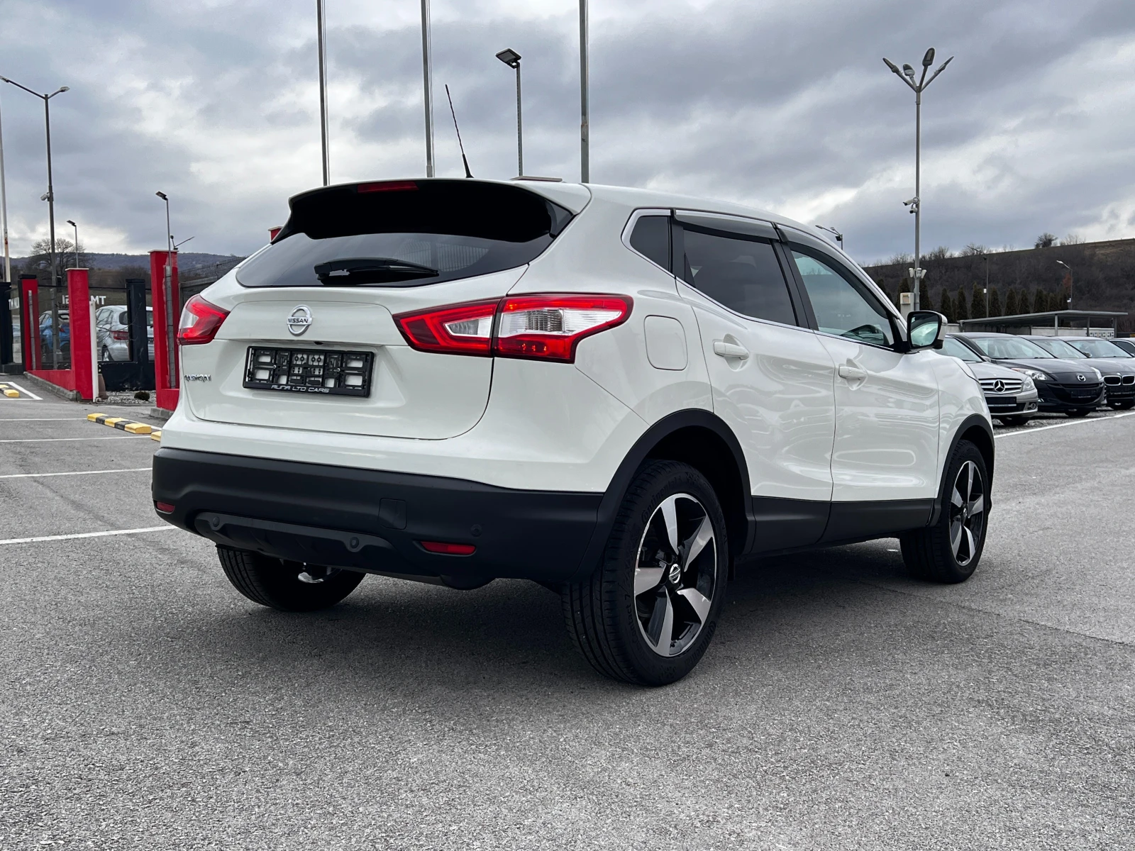 Nissan Qashqai 1.6dCi XTronic 4xКамери Keyless Go Подгрев Металик - изображение 4