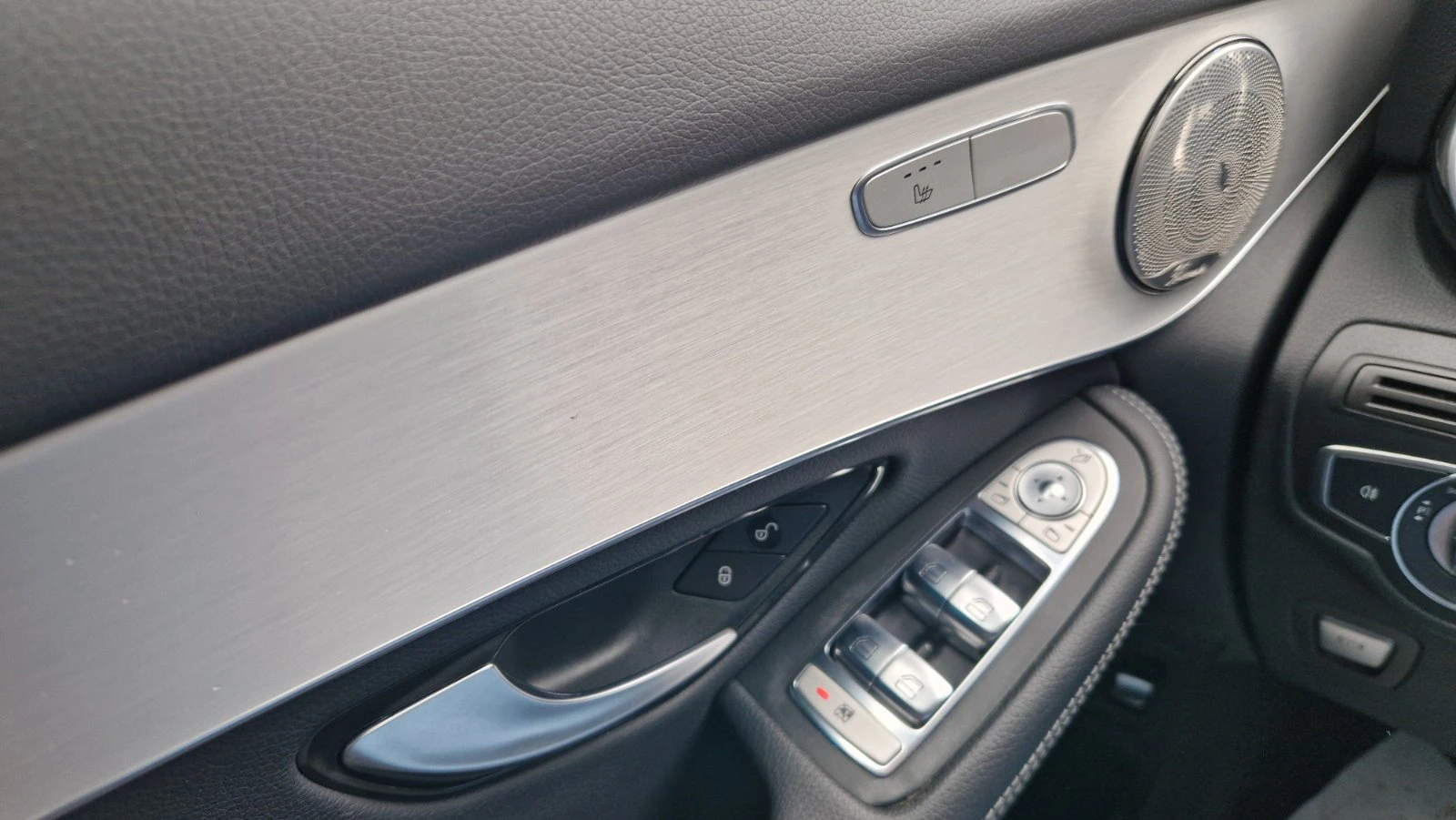 Mercedes-Benz GLC 300 Plug In Hybrid 4 Matic, снимка 15 - Автомобили и джипове - 53961318