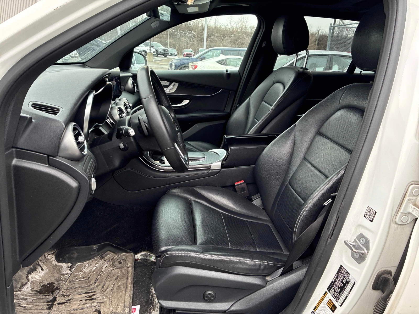 Mercedes-Benz GLC 300 FACELIFT* ДИСТРОНИК* 360КАМЕРА* ПАНОРАМА* КЕЙЛЕС* , снимка 11 - Автомобили и джипове - 54001036