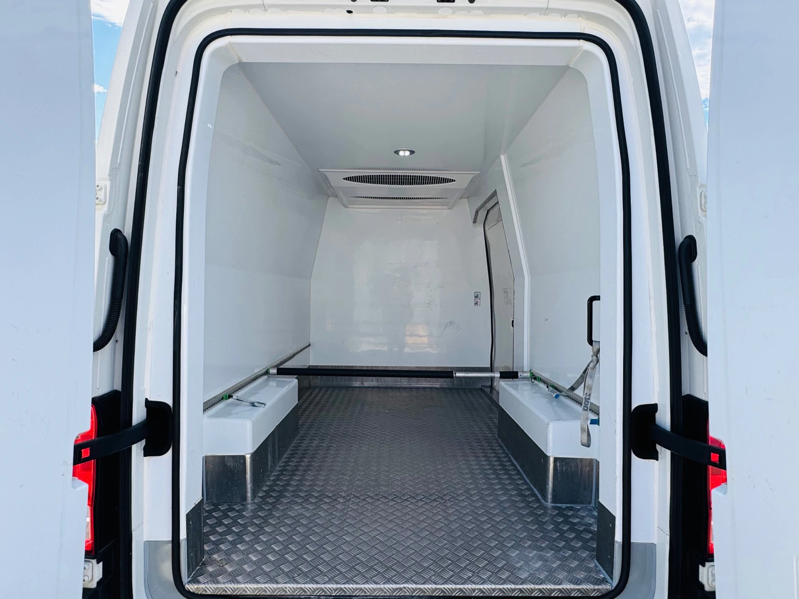 VW Crafter Хладилен!Немски!КАТО НОВ!ТОП!ТОП!ТОП!НАВИ!КЛИМАТР!, снимка 6 - Бусове и автобуси - 56257912