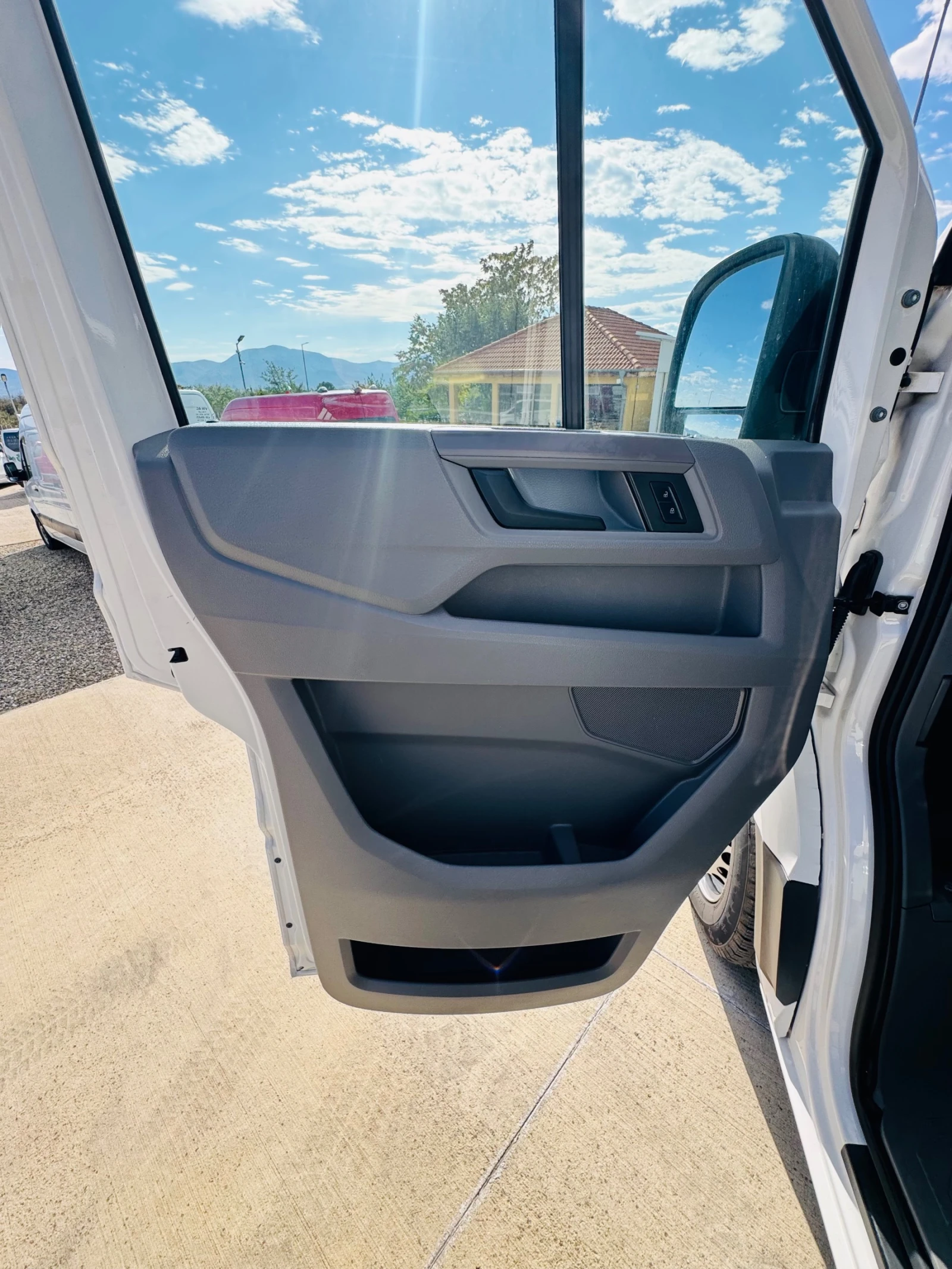 VW Crafter Хладилен!Немски!КАТО НОВ!ТОП!ТОП!ТОП!НАВИ!КЛИМАТР!, снимка 11 - Бусове и автобуси - 56257912