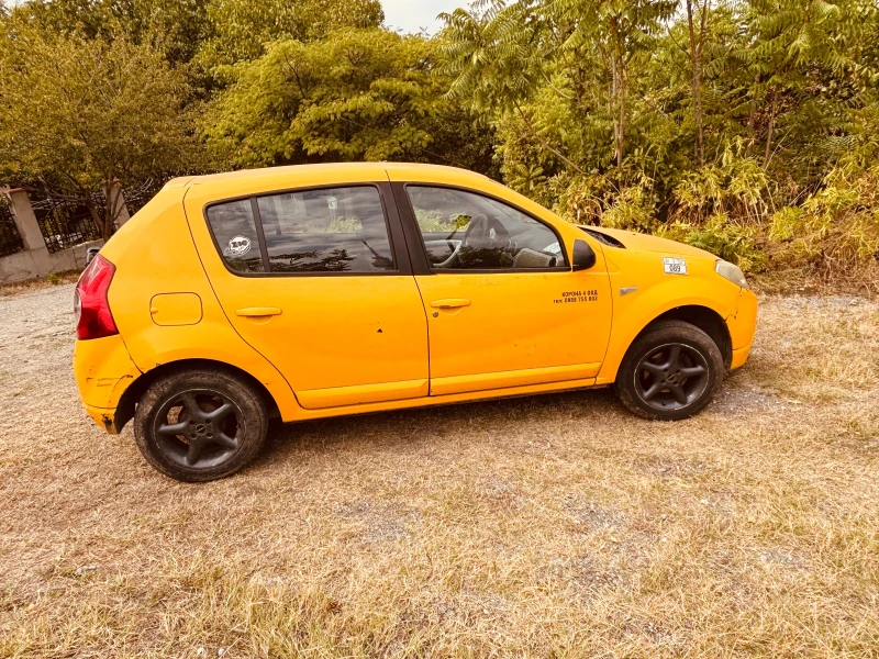 Dacia Sandero 1.5 дизел 2009 година ръчни скорости , снимка 2 - Автомобили и джипове - 52520780