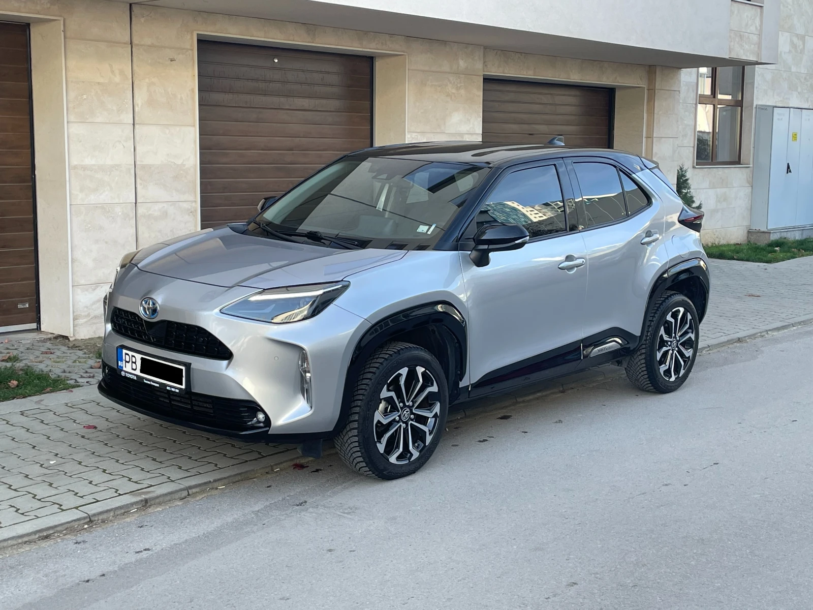 Toyota Yaris Cross 1.5 Hybrid e-CVT Chic Bi-Tone -   | Mobile.bg   1