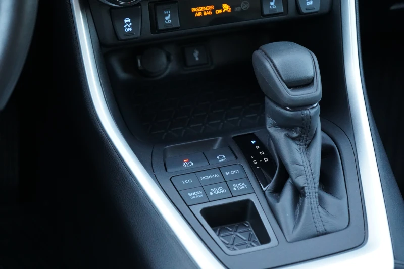 Toyota Rav4 2.5* XLE* 4x4* CAM* KEYLESS* NAVI* DISTR* CARPLAY*, снимка 13 - Автомобили и джипове - 53124083