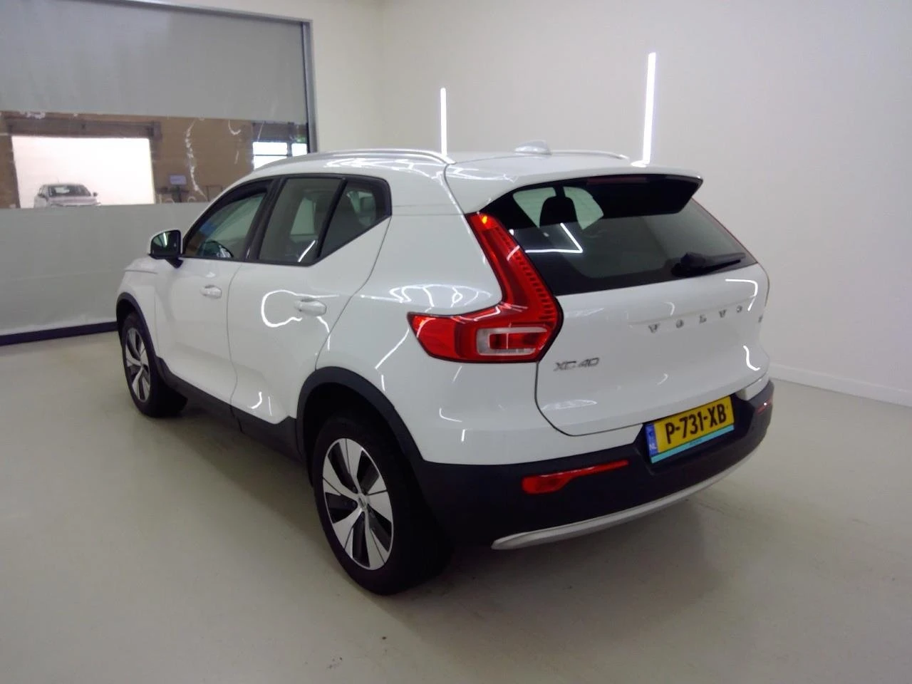 Volvo XC40 T2 Momentum Business, снимка 4 - Автомобили и джипове - 54079530