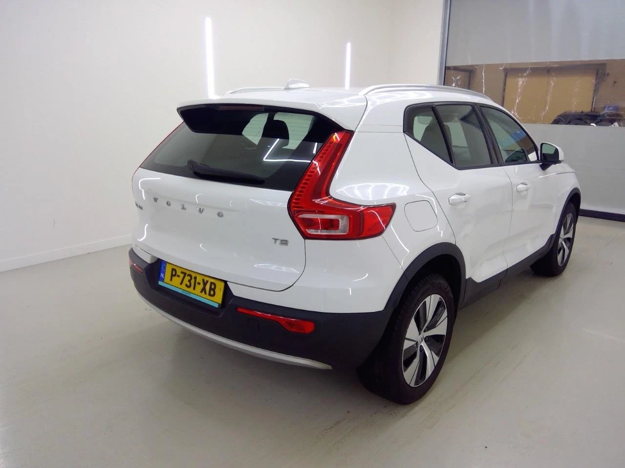 Volvo XC40 T2 Momentum Business, снимка 3 - Автомобили и джипове - 54079530
