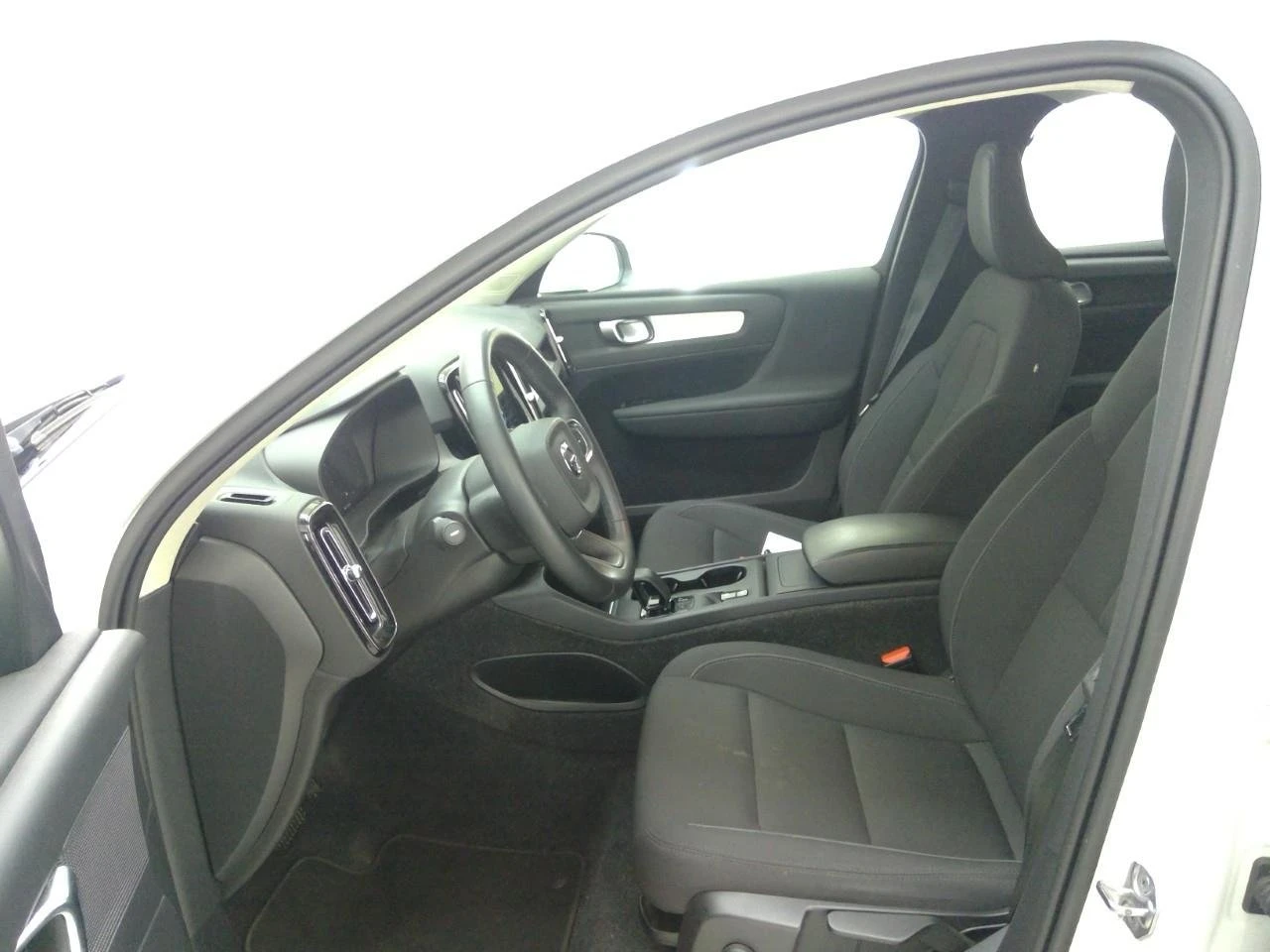 Volvo XC40 T2 Momentum Business, снимка 5 - Автомобили и джипове - 54079530