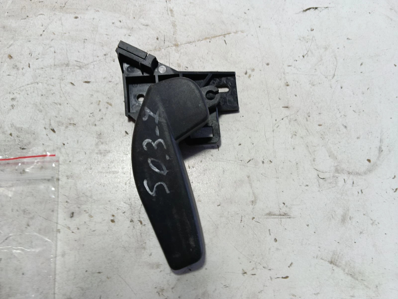дръжка преден капак с основа 6R1823633 5E2823533 Skoda Octavia