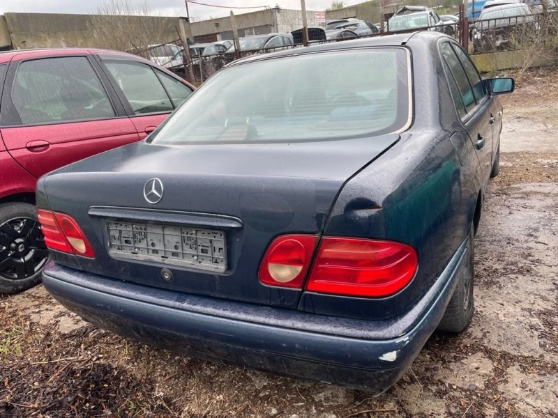 Mercedes-Benz E 220 220d, снимка 1 - Автомобили и джипове - 40362242