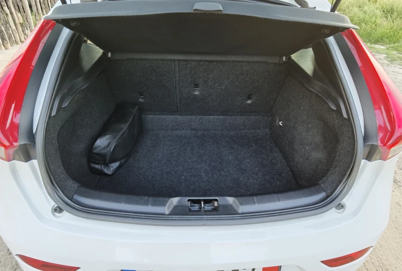 Volvo V40 D2 1.6 R-design, снимка 7 - Автомобили и джипове - 52326297