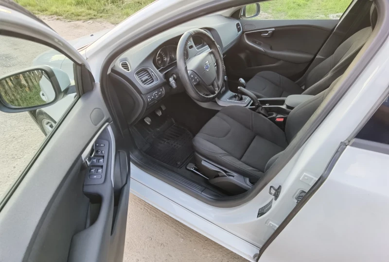 Volvo V40 D2 1.6 R-design, снимка 8 - Автомобили и джипове - 52326297