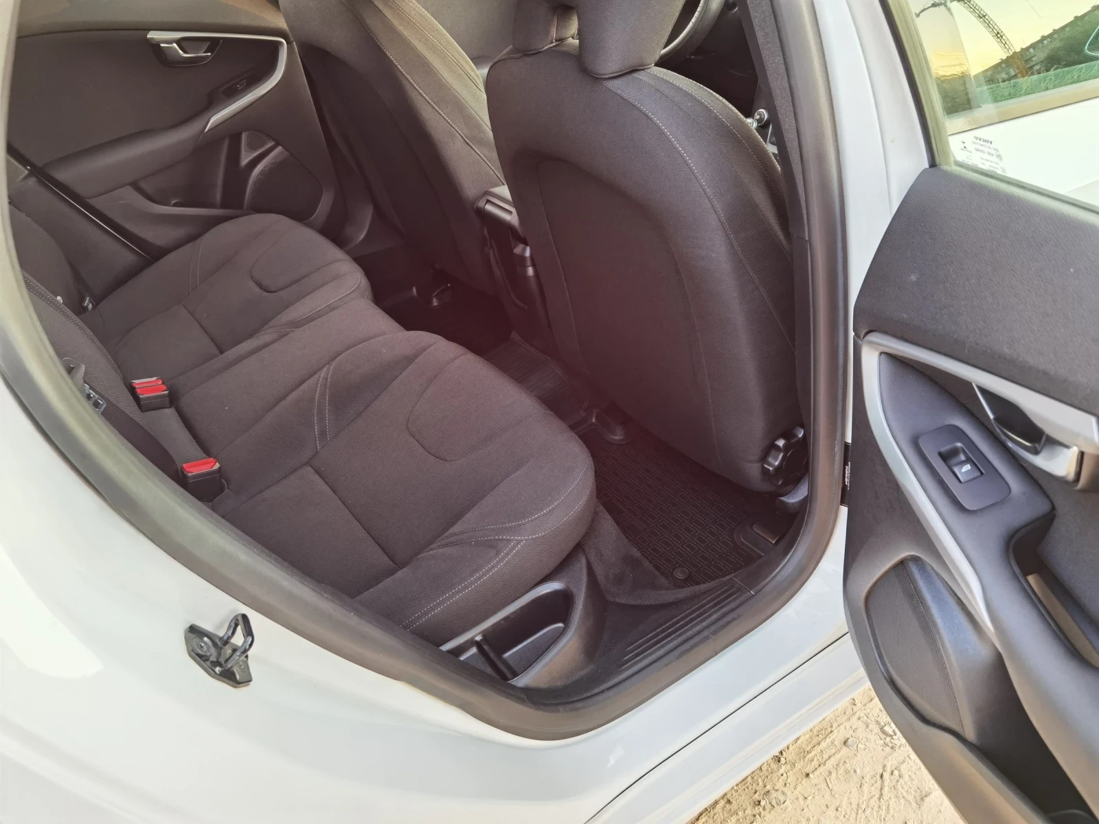 Volvo V40 D2 1.6 R-design - изображение 10
