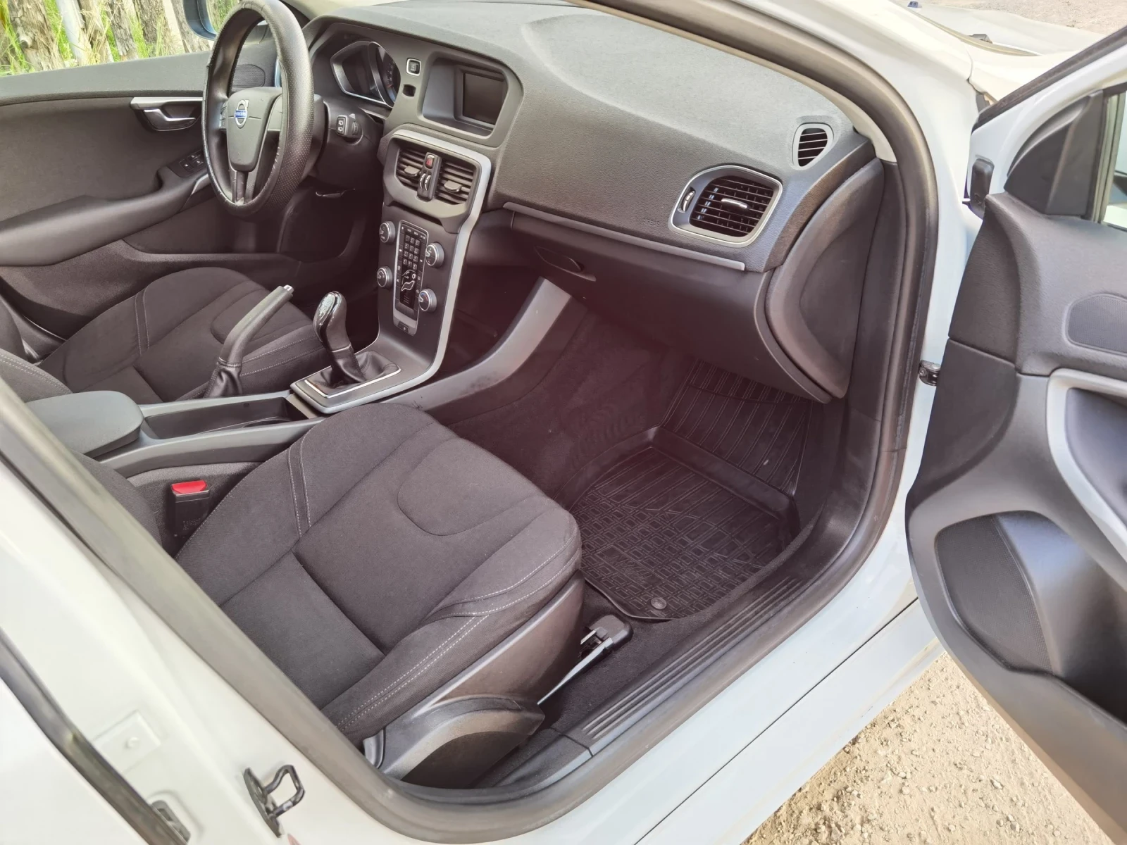 Volvo V40 D2 1.6 R-design - изображение 9