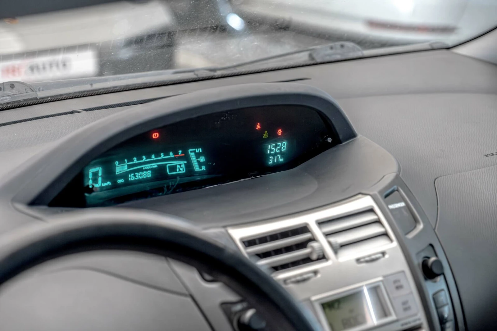 Toyota Yaris 1.3 VVT-i/Автоматик, снимка 10 - Автомобили и джипове - 53884618