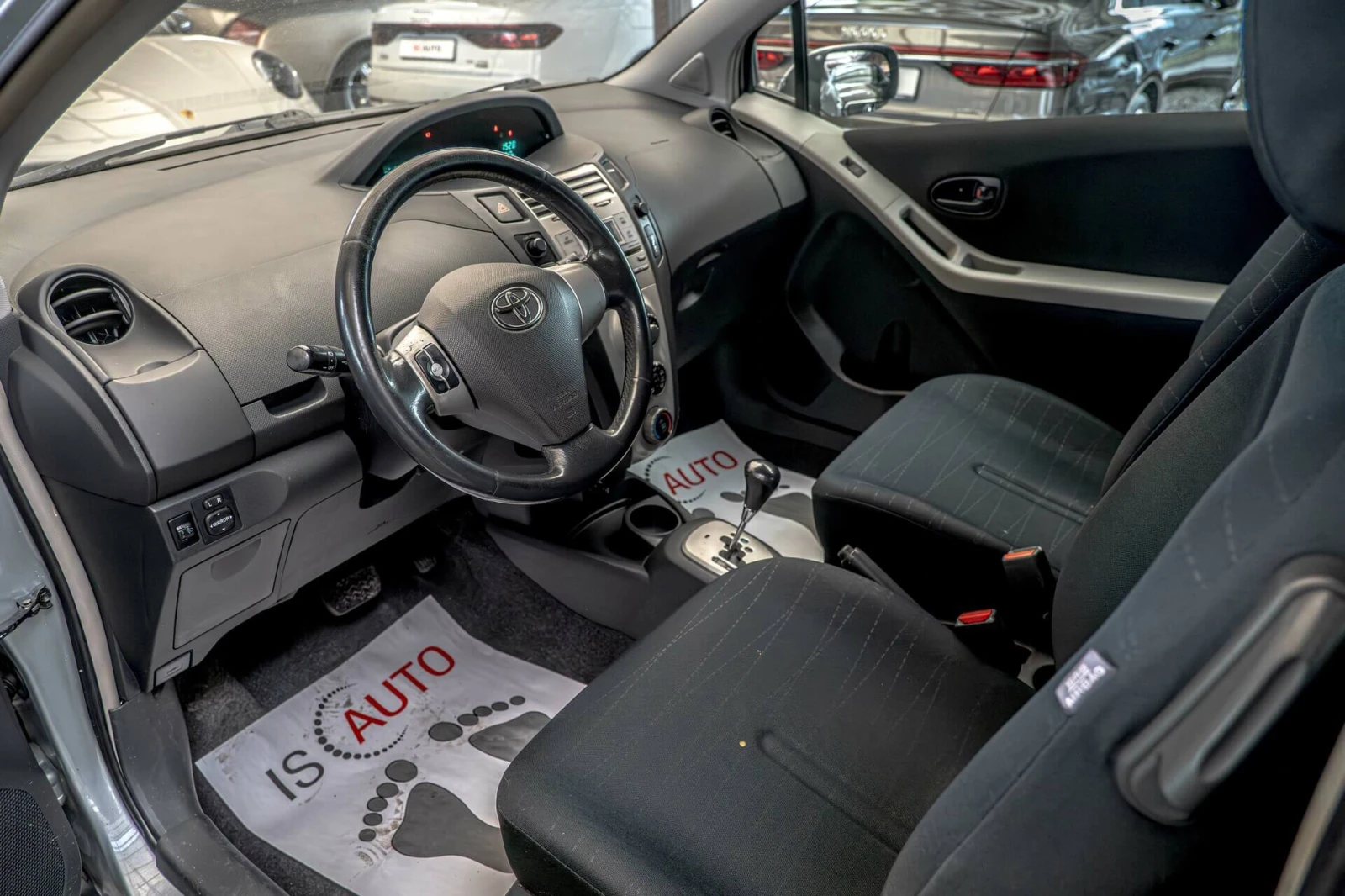 Toyota Yaris 1.3 VVT-i/Автоматик, снимка 7 - Автомобили и джипове - 53884618