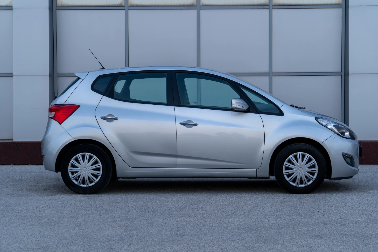 Hyundai Ix20 88 500 РЕАЛНИ КИЛОМЕТРА КЛИМАТРОНИК НАВИГАЦИЯ, снимка 5 - Автомобили и джипове - 53945531