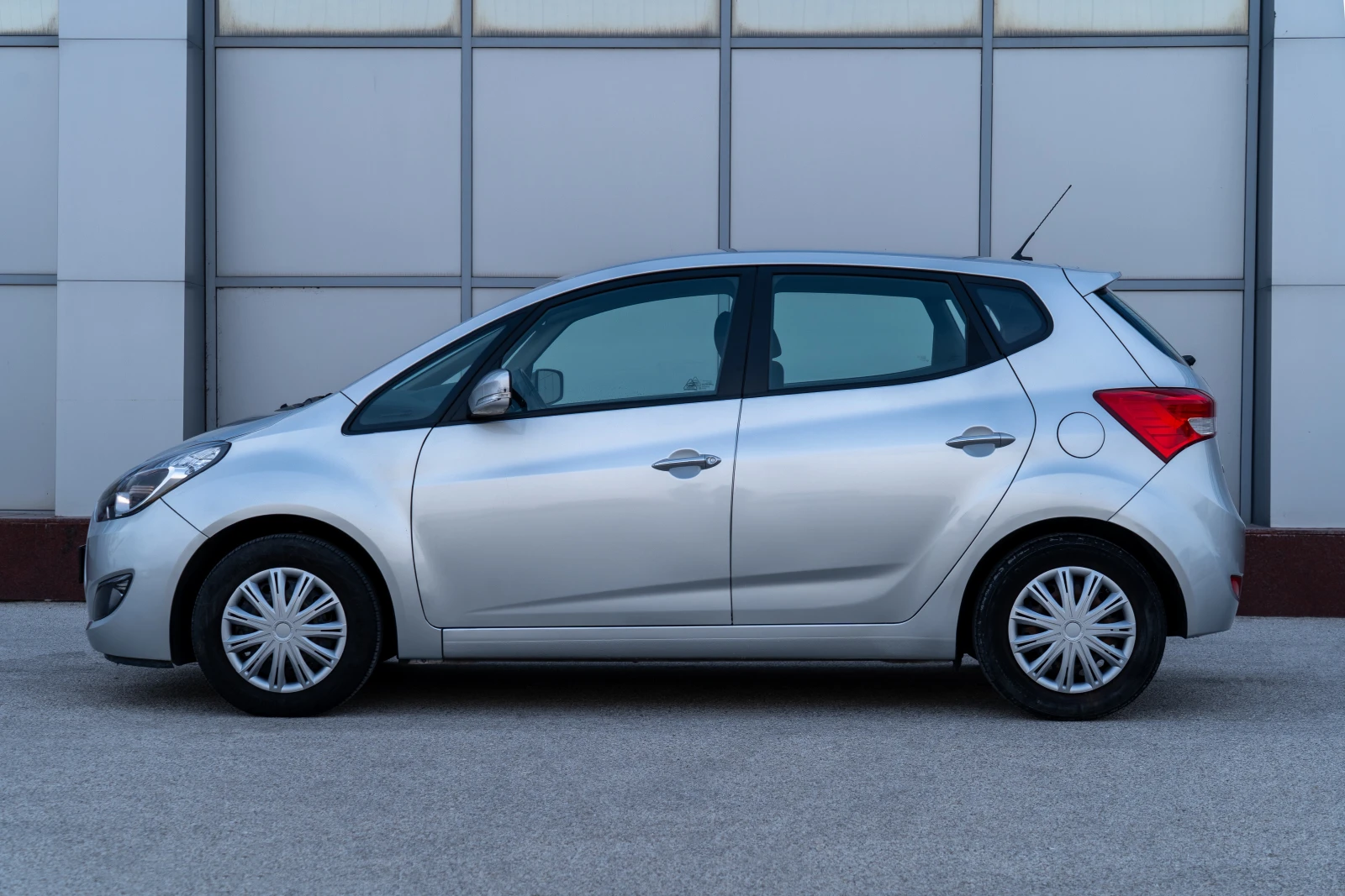 Hyundai Ix20 88 500 РЕАЛНИ КИЛОМЕТРА КЛИМАТРОНИК НАВИГАЦИЯ, снимка 4 - Автомобили и джипове - 53945531