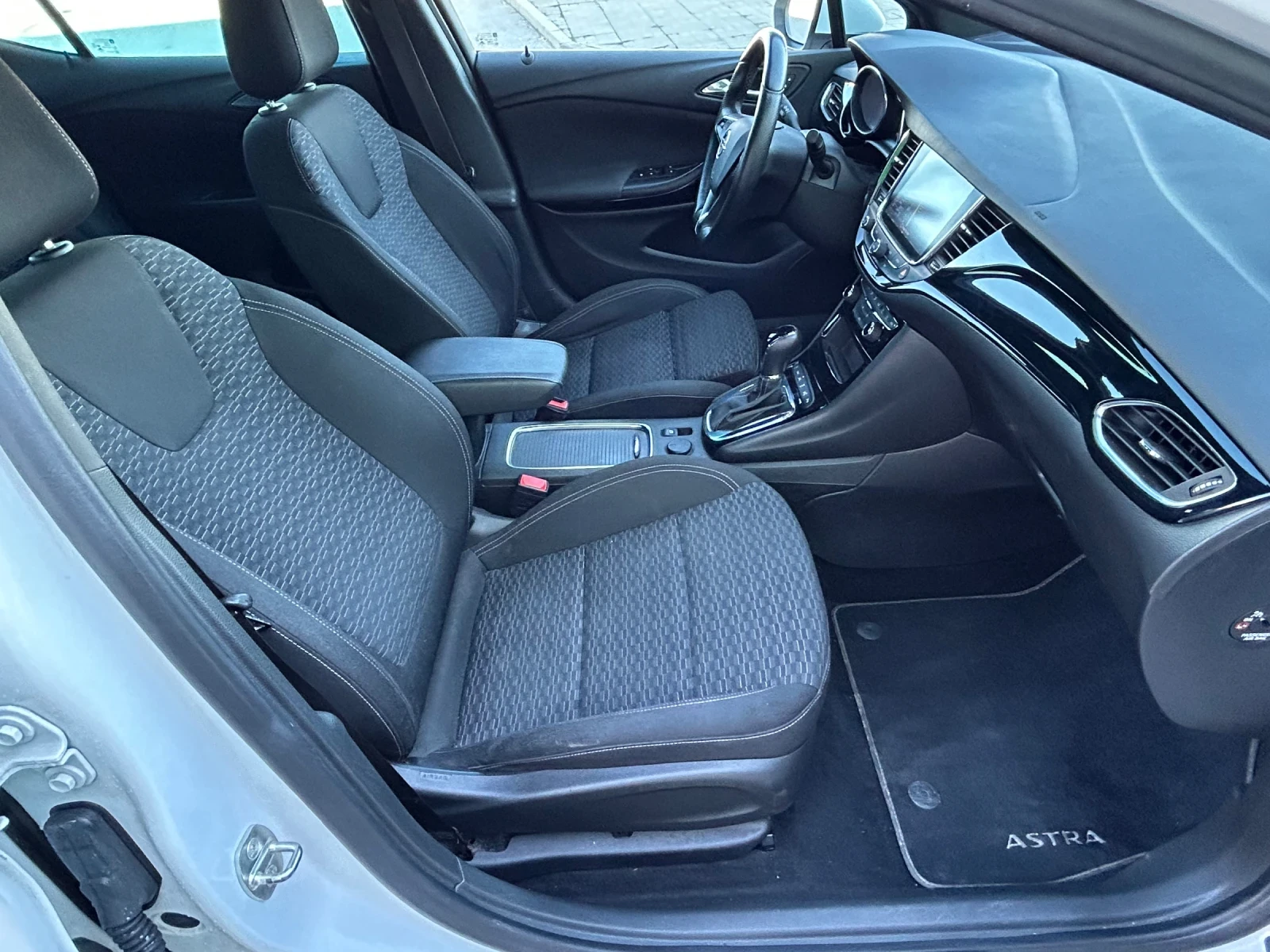 Opel Astra 1.6CDTI/KAMERA/DISTRONIK/KEYLESS GO/NAVI/FULL LED, снимка 8 - Автомобили и джипове - 54106584