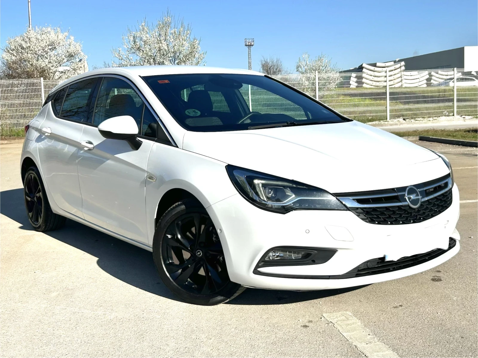 Opel Astra 1.6CDTI/KAMERA/DISTRONIK/KEYLESS GO/NAVI/FULL LED, снимка 3 - Автомобили и джипове - 54106584