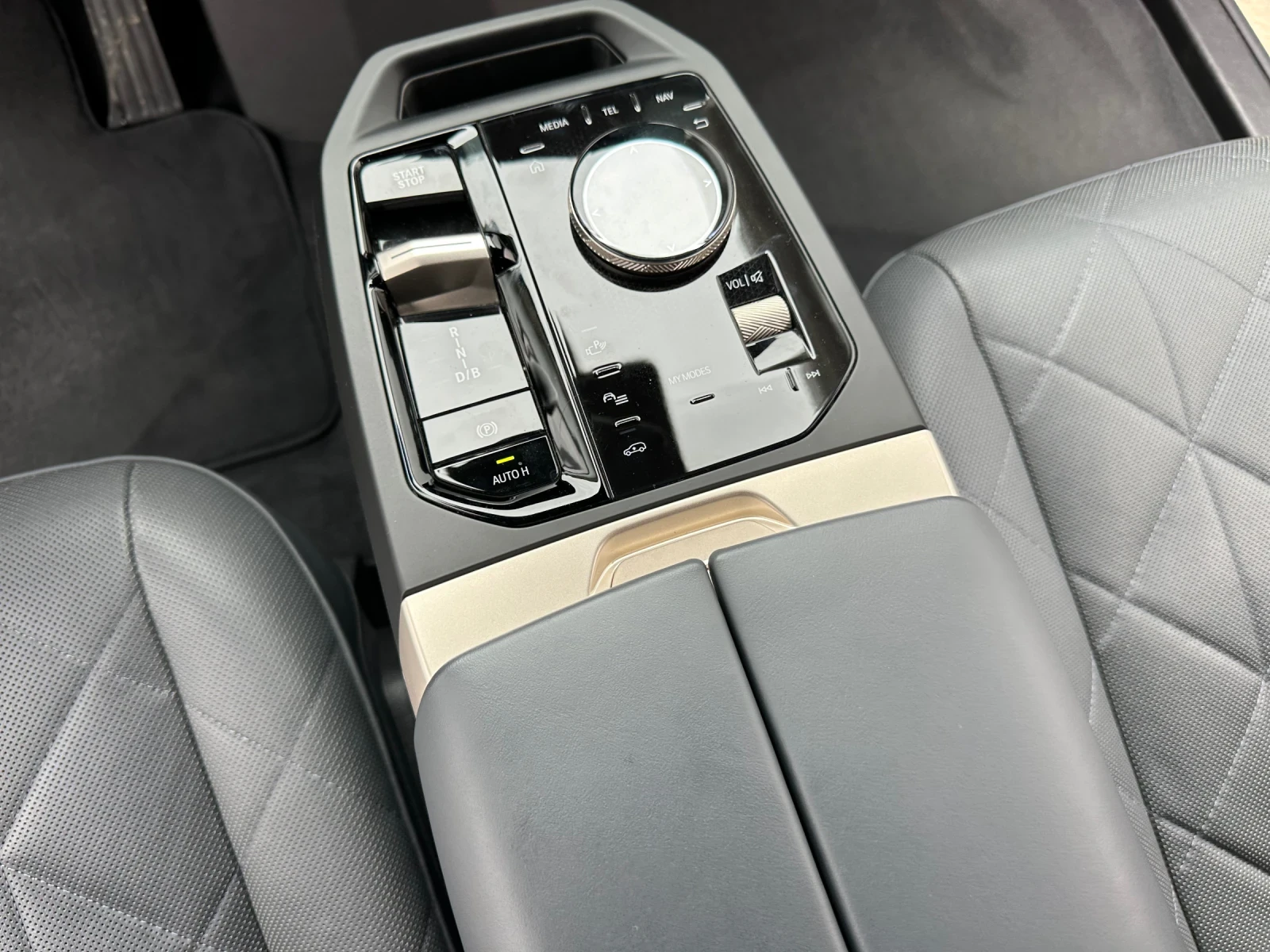 BMW iX Въздух\Гаранция, снимка 14 - Автомобили и джипове - 55720265