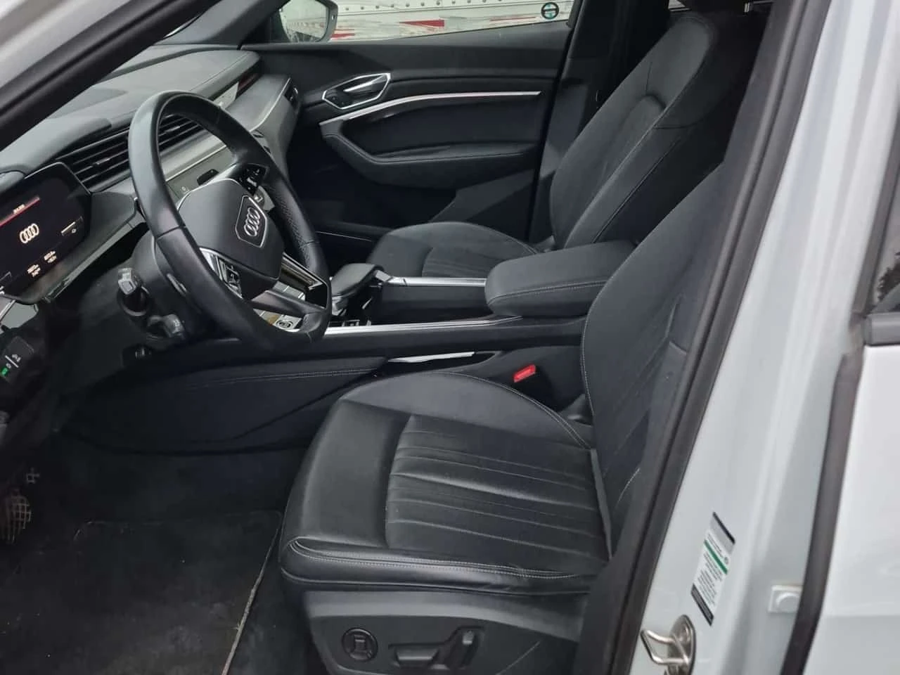 Audi E-Tron * Quattro Technik * ОБДУХВАНЕ * ПОДГРЕВ * KEYLESS , снимка 7 - Автомобили и джипове - 56308225