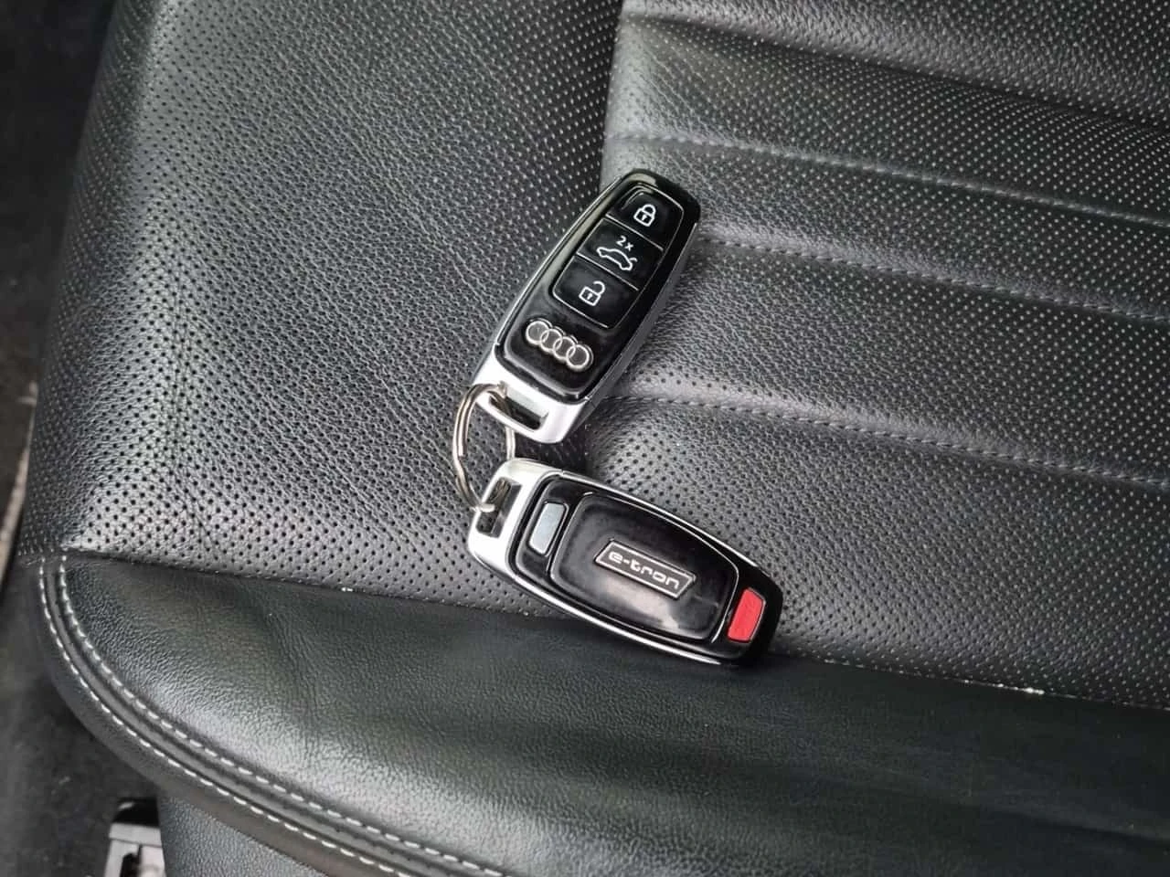 Audi E-Tron * Quattro Technik * ОБДУХВАНЕ * ПОДГРЕВ * KEYLESS , снимка 8 - Автомобили и джипове - 56308225