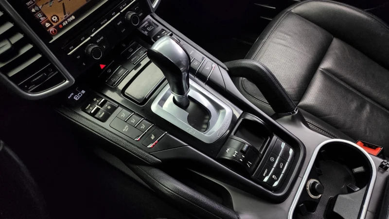 Porsche Cayenne 3.0, снимка 9 - Автомобили и джипове - 52015697