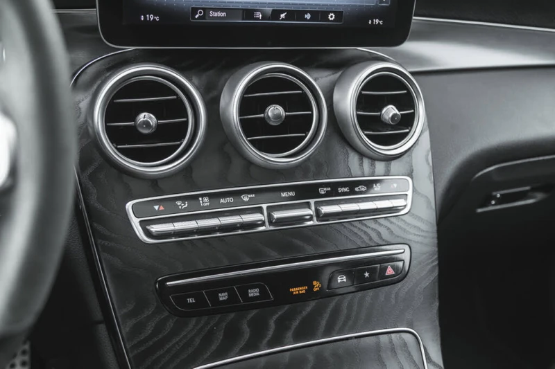 Mercedes-Benz GLC 300 4MATIC * NAVI * LED * CAMERA * М.ТОЧКА * ПОДГРЕВ, снимка 17 - Автомобили и джипове - 53387107