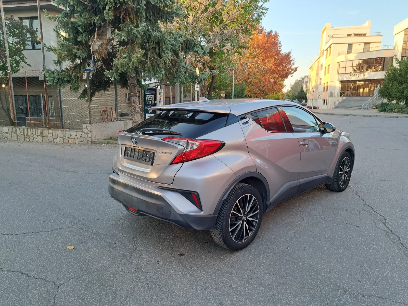 Toyota C-HR 123000 км ХИБРИД  - изображение 4