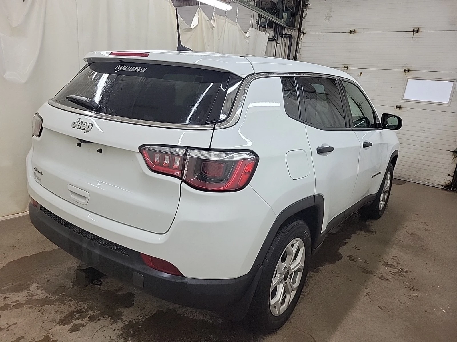 Jeep Compass 2L 4cyl 4WD - изображение 3