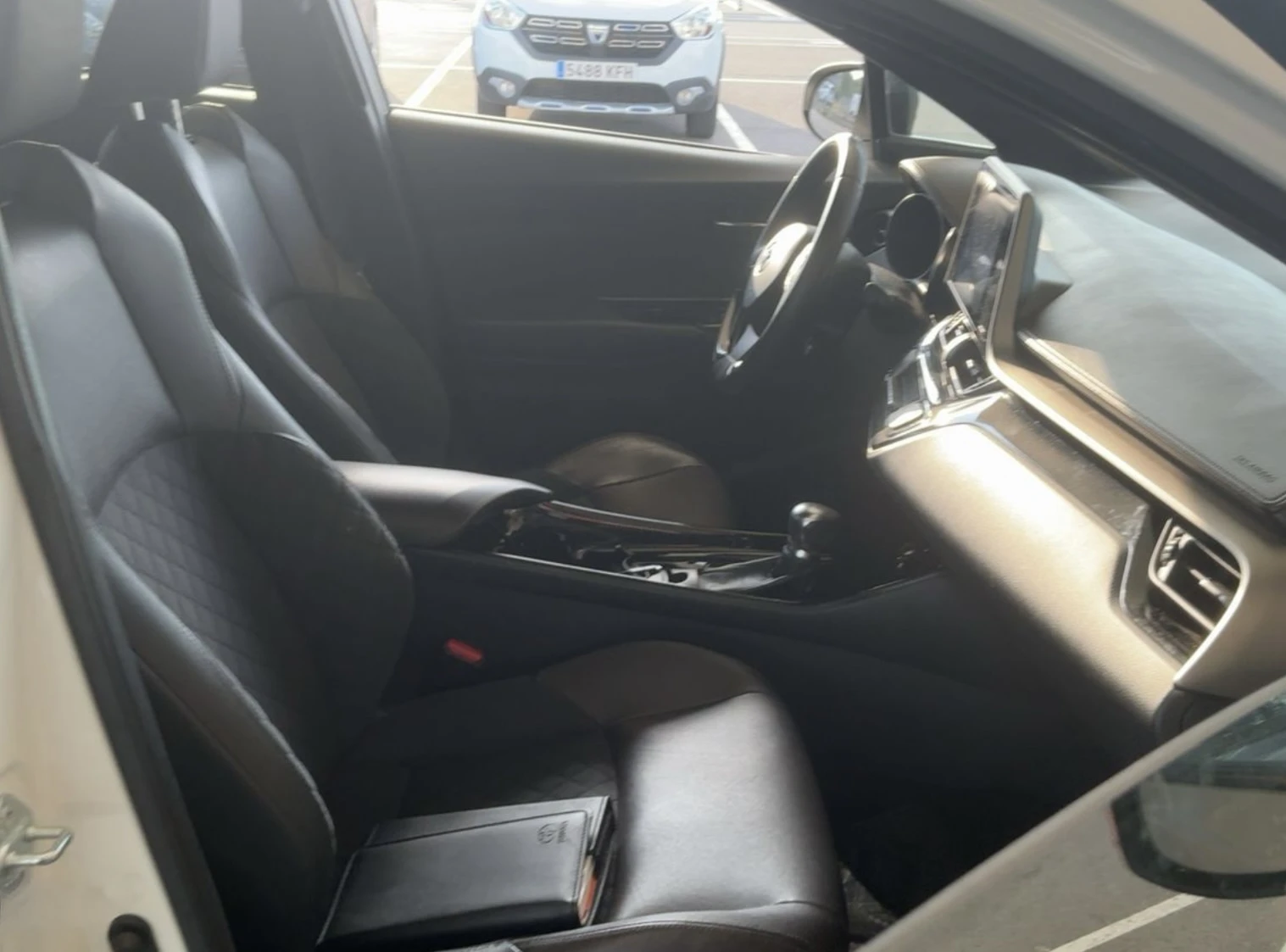 Toyota C-HR 1.8 122hp HYBRID LOUNGE КОЖА СЕРВ. ИСТОРИЯ, снимка 7 - Автомобили и джипове - 55150305