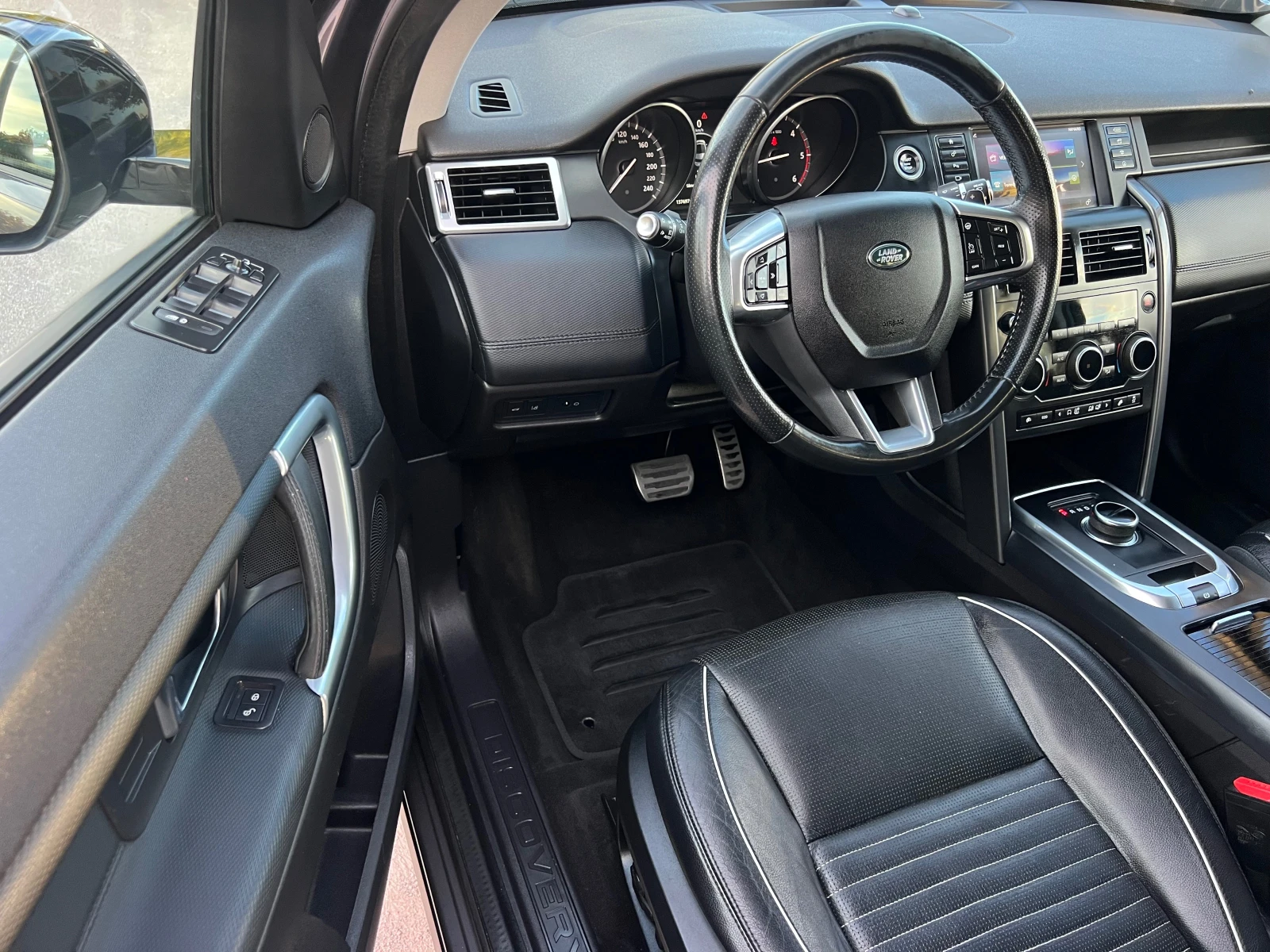 Land Rover Discovery Sport 2.0d FACE/4x4/LED/XENON/NAVI/KAMERA/PODGREV/KOJA, снимка 9 - Автомобили и джипове - 56247554