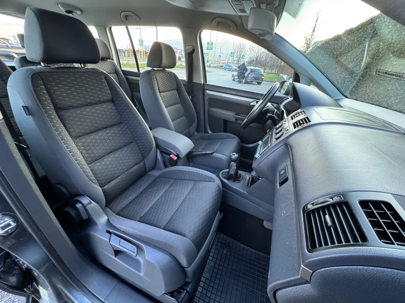 VW Touran 1.9TDi~105hp, снимка 15 - Автомобили и джипове - 48362449