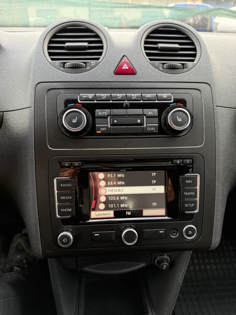 VW Caddy 2.00 TGI MAXI, снимка 8 - Автомобили и джипове - 53005556