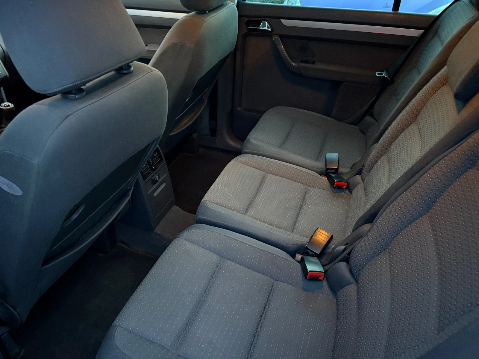 VW Touran 1.9 TDI 105 кс 7 Местен Перфектен, снимка 14 - Автомобили и джипове - 53712767