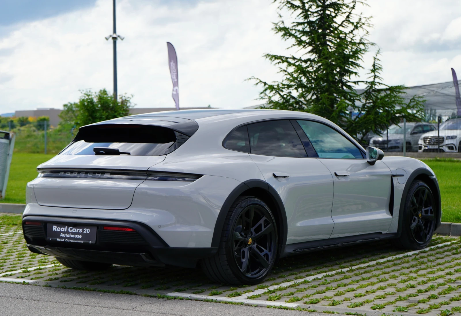 Porsche Taycan 4* CROSS TURISM* PANO* DISTR* 360* KEYLESS* BOSE, снимка 3 - Автомобили и джипове - 54752141