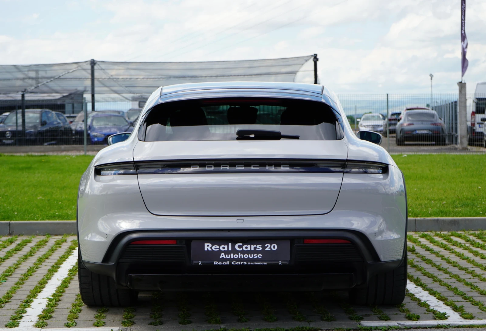 Porsche Taycan 4* CROSS TURISM* PANO* DISTR* 360* KEYLESS* BOSE, снимка 4 - Автомобили и джипове - 54752141