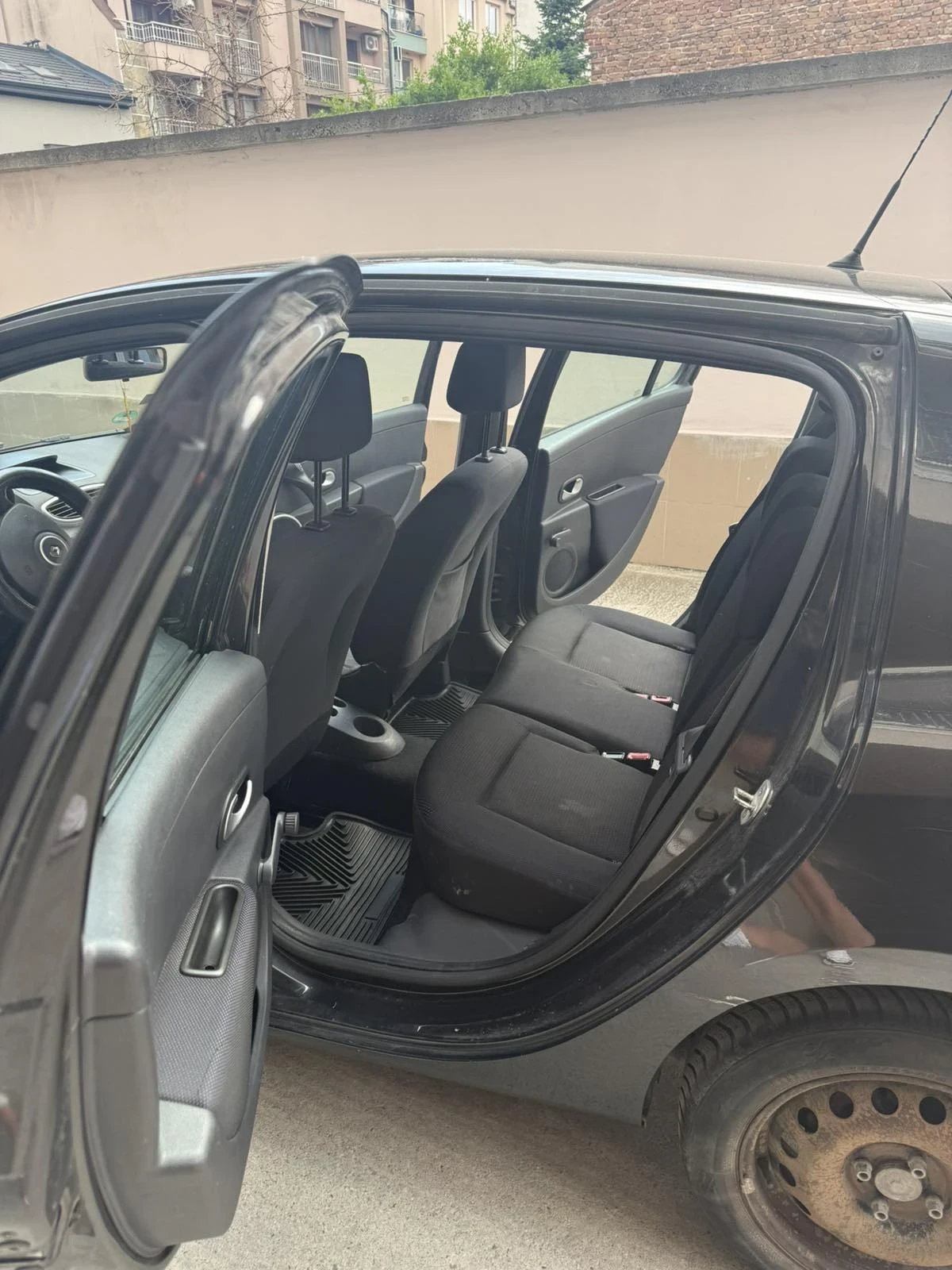 Renault Clio 1.5 dci, снимка 8 - Автомобили и джипове - 55016388