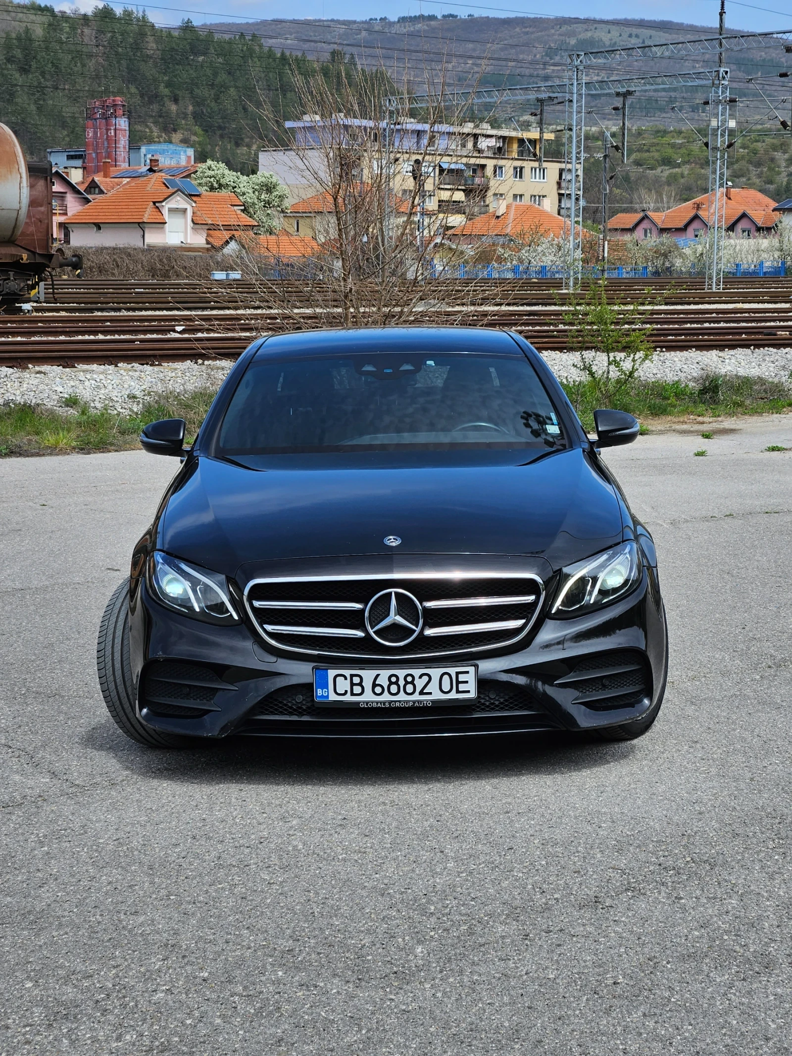 Mercedes-Benz E 220 4 Matic AMG Night, снимка 3 - Автомобили и джипове - 55606466