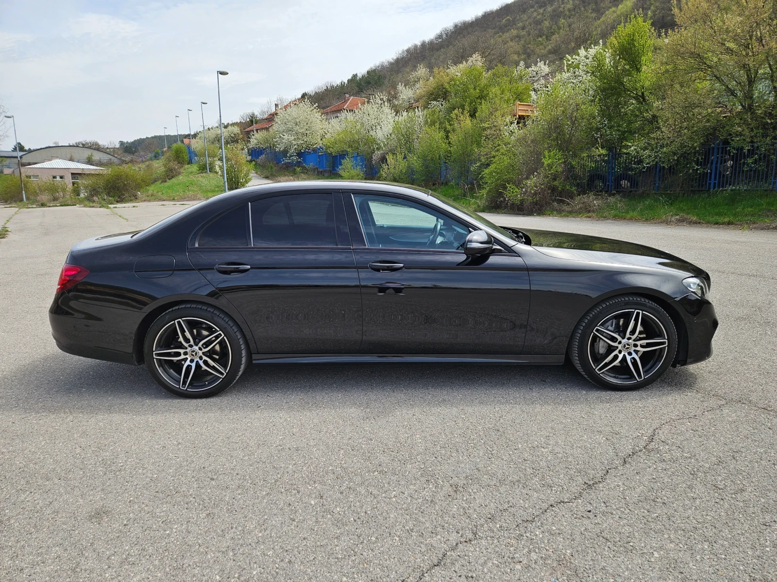 Mercedes-Benz E 220 4 Matic AMG Night, снимка 7 - Автомобили и джипове - 55606466