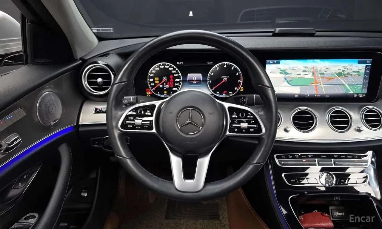 Mercedes-Benz E 300 AMG Line/ПОДГРЕВ/ОБДУХ/360/ХЕДЪП/, снимка 13 - Автомобили и джипове - 56332153