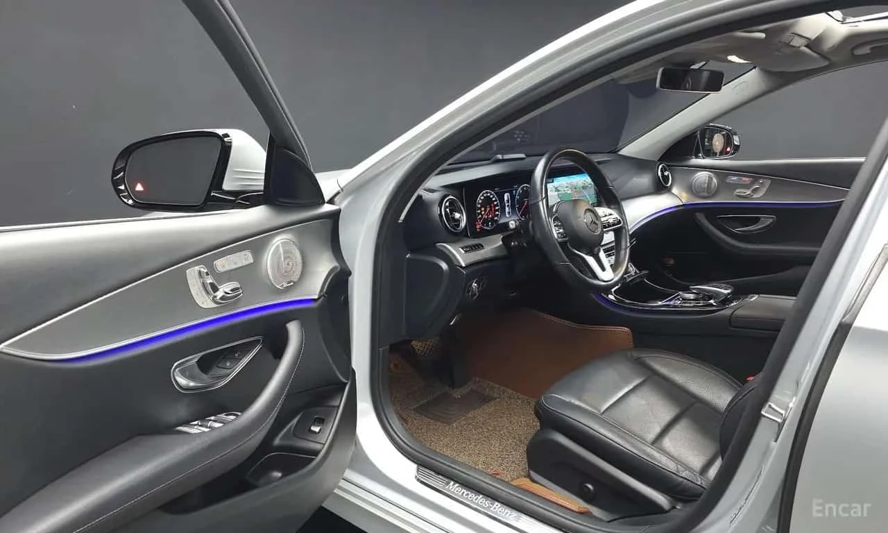 Mercedes-Benz E 300 AMG Line/ПОДГРЕВ/ОБДУХ/360/ХЕДЪП/, снимка 10 - Автомобили и джипове - 56332153
