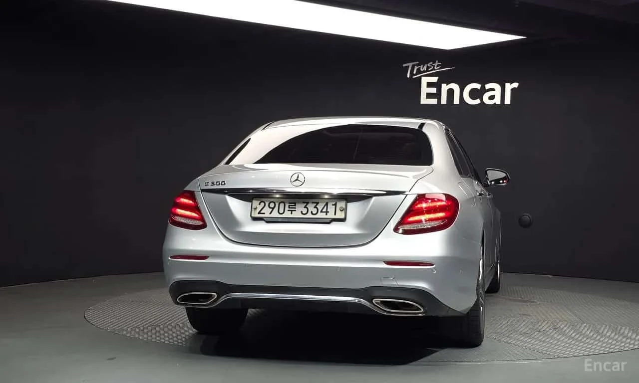 Mercedes-Benz E 300 AMG Line/ПОДГРЕВ/ОБДУХ/360/ХЕДЪП/, снимка 4 - Автомобили и джипове - 56332153