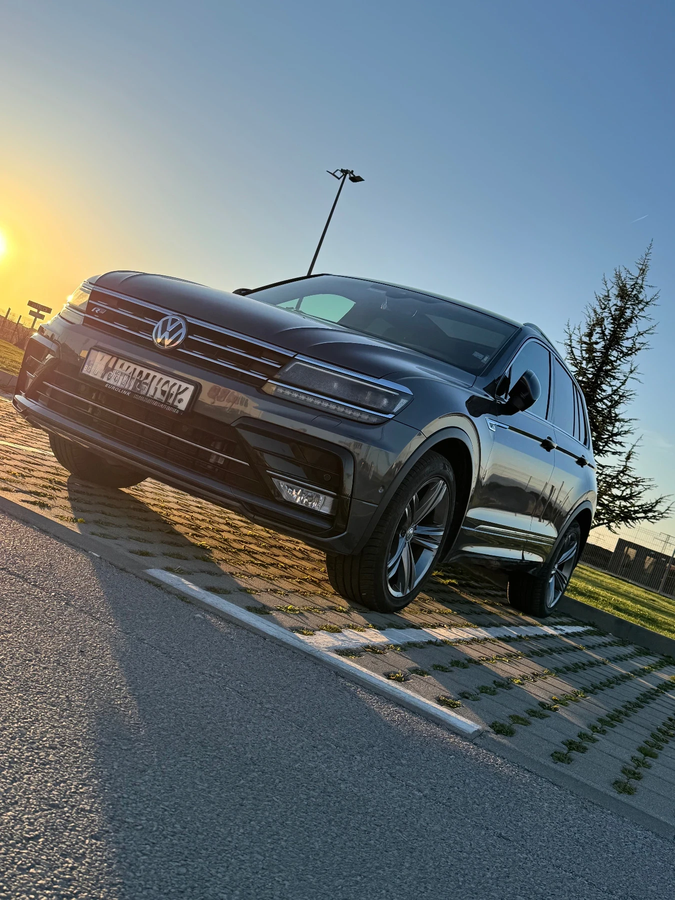 VW Tiguan 2.0 TDI 240 HP R-line, снимка 3 - Автомобили и джипове - 54169578