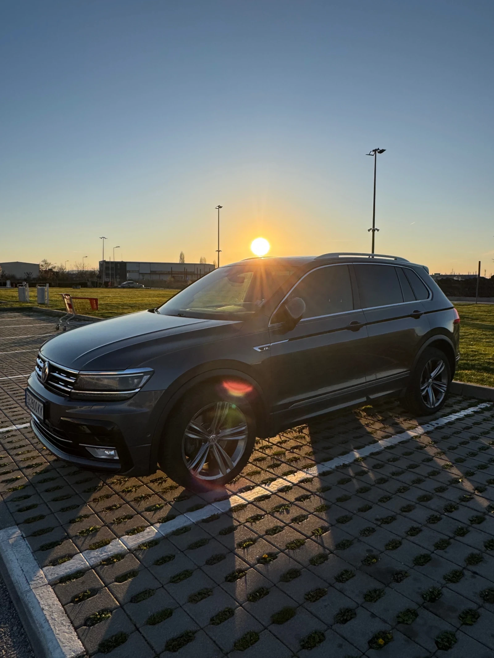 VW Tiguan 2.0 TDI 240 HP R-line, снимка 4 - Автомобили и джипове - 54169578